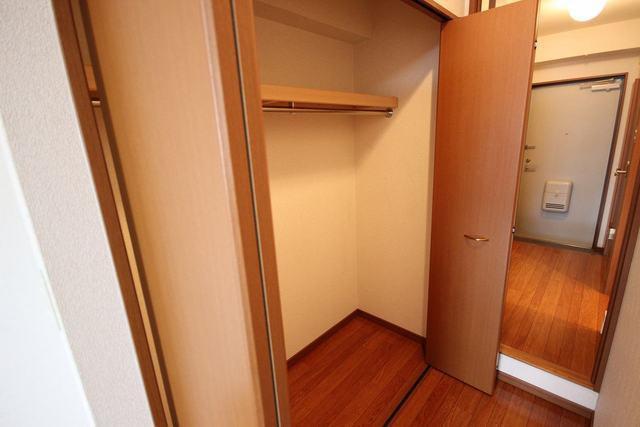 収納　※同建物の別のお部屋の写真です。