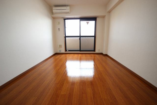居室・リビング　※同建物の別のお部屋の写真です。