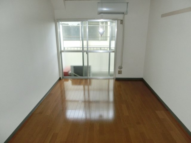 居室・リビング　採光面の大きい明るい室内。
