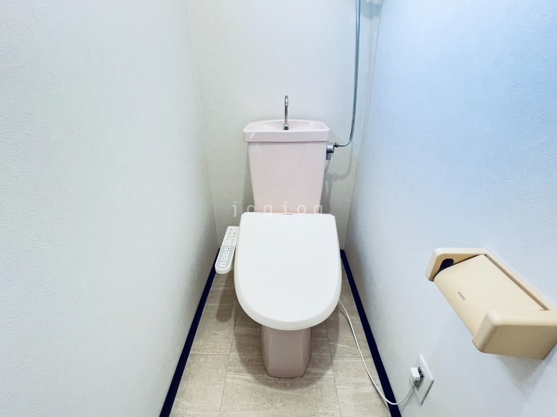 トイレ　嬉しい温水洗浄便座付きのトイレです。