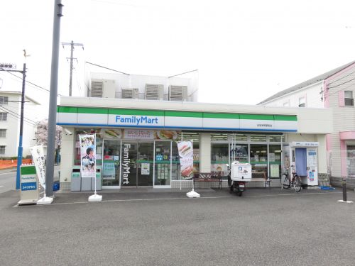 コンビニ　ファミリーマート日吉本町駅前店（コンビニ）まで671m