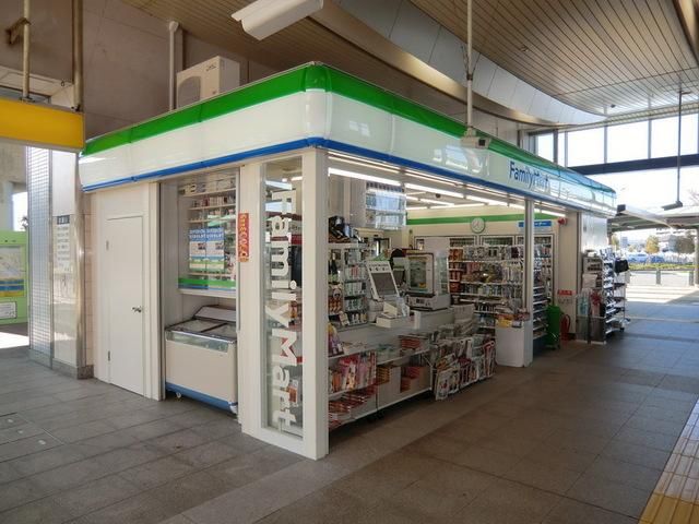コンビニ　ファミリーマート（コンビニ）まで590m