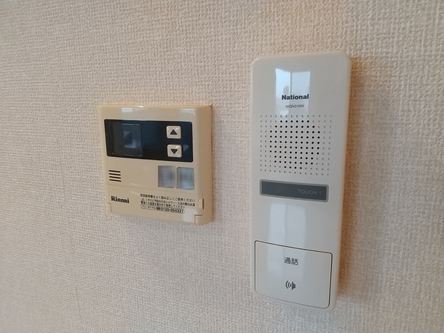 セキュリティ　３０５　インターホン　給湯パネル