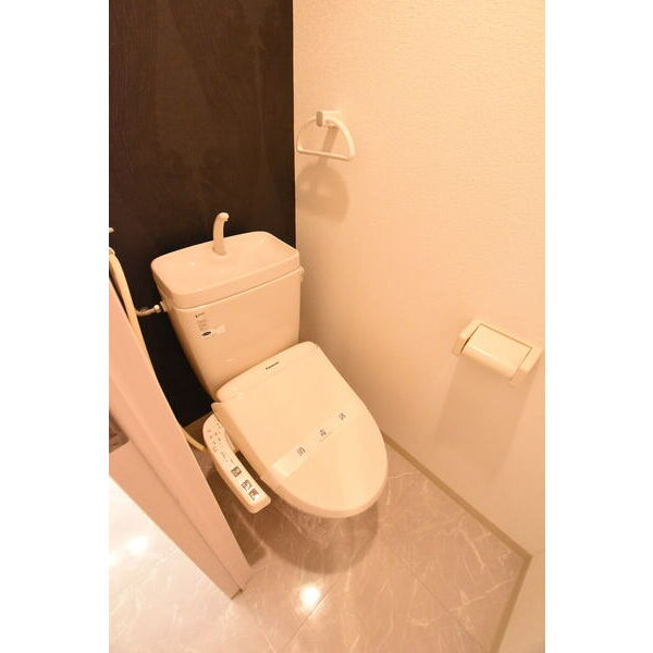 札幌市電 西線９条旭山公園通駅 徒歩4分 4階建 築17年のトイレ写真