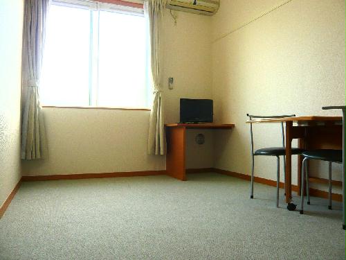 居室・リビング　2階はカーペットのお部屋です