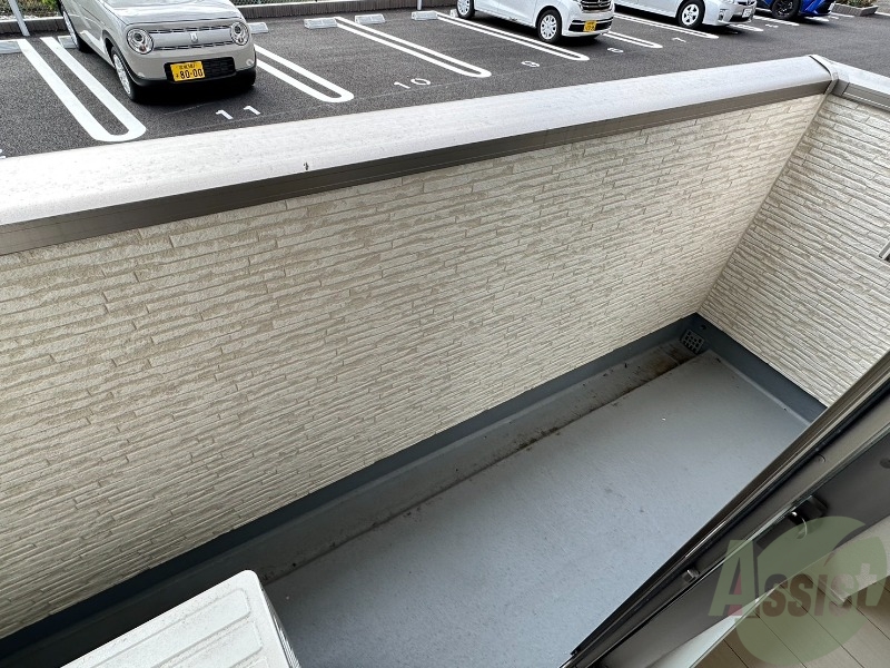 バルコニー　ベランダはよく日が当たり気持ちの良い空間です。