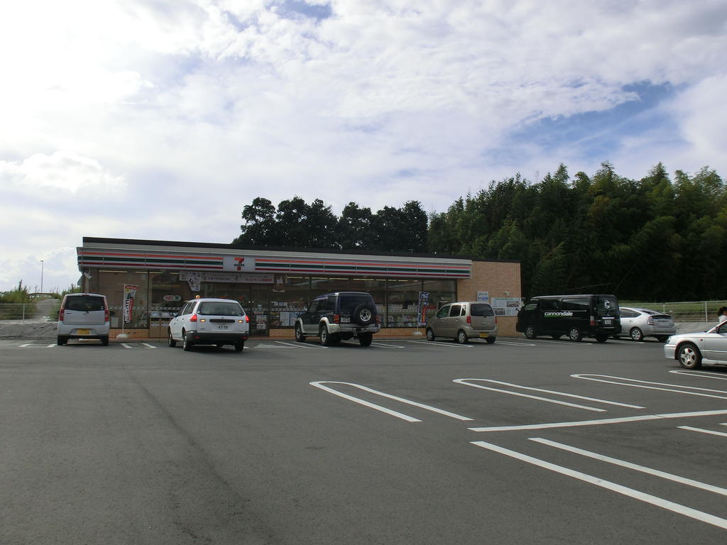 コンビニ　セブンイレブン（コンビニ）まで200m