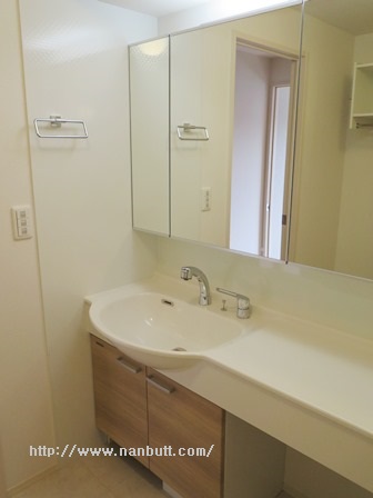 洗面設備　全面が鏡張りのワイド洗面台