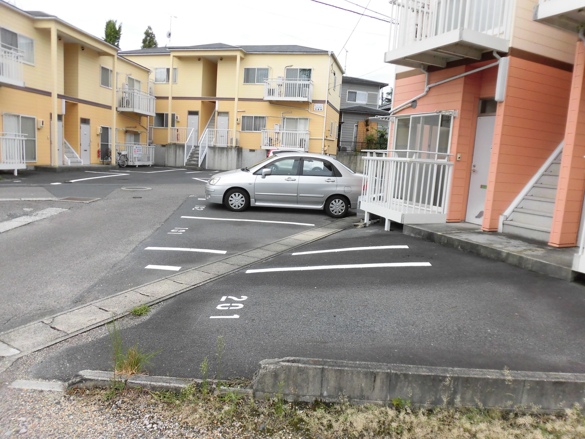 【ホパトハウス若松町参番館の駐車場】