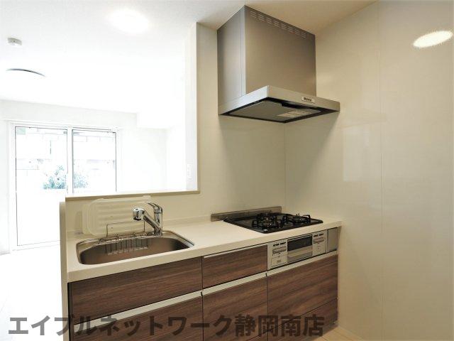 キッチン　コンパクトなキッチンで掃除もラクラク