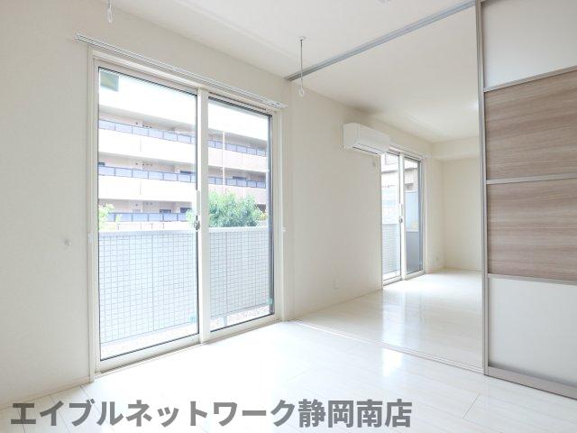 その他　明るい洋室です