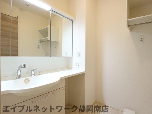 洗面設備　スペースが確保できる洗面所です
