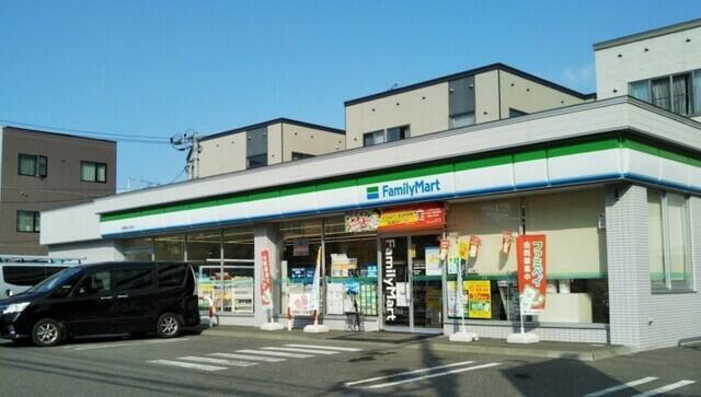 コンビニ　ファミリーマート札幌菊水6条店（コンビニ）まで136m