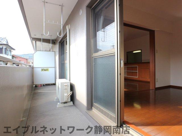 バルコニー　バルコニーからの眺めを楽しみながら食事をしませんか