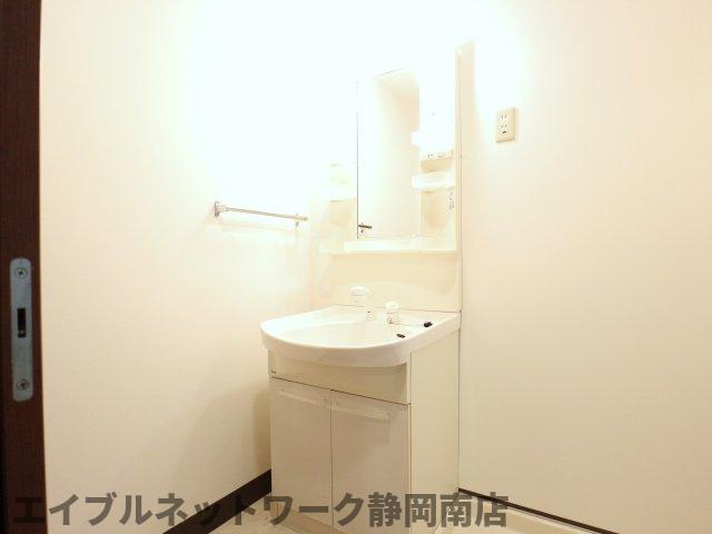 洗面設備　ゆったりとスペースのある洗面所