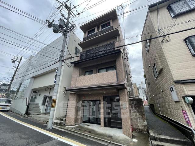 京都市東山区泉涌寺雀ケ森町のマンションの建物外観