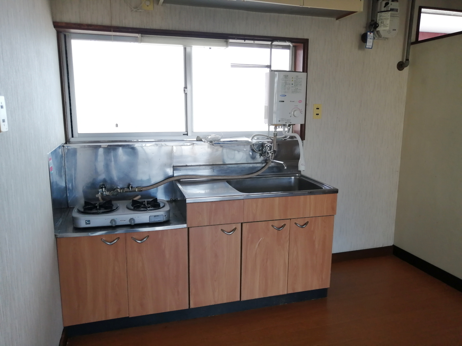 キッチン　2口コンロが付いているので同時調理が可能！