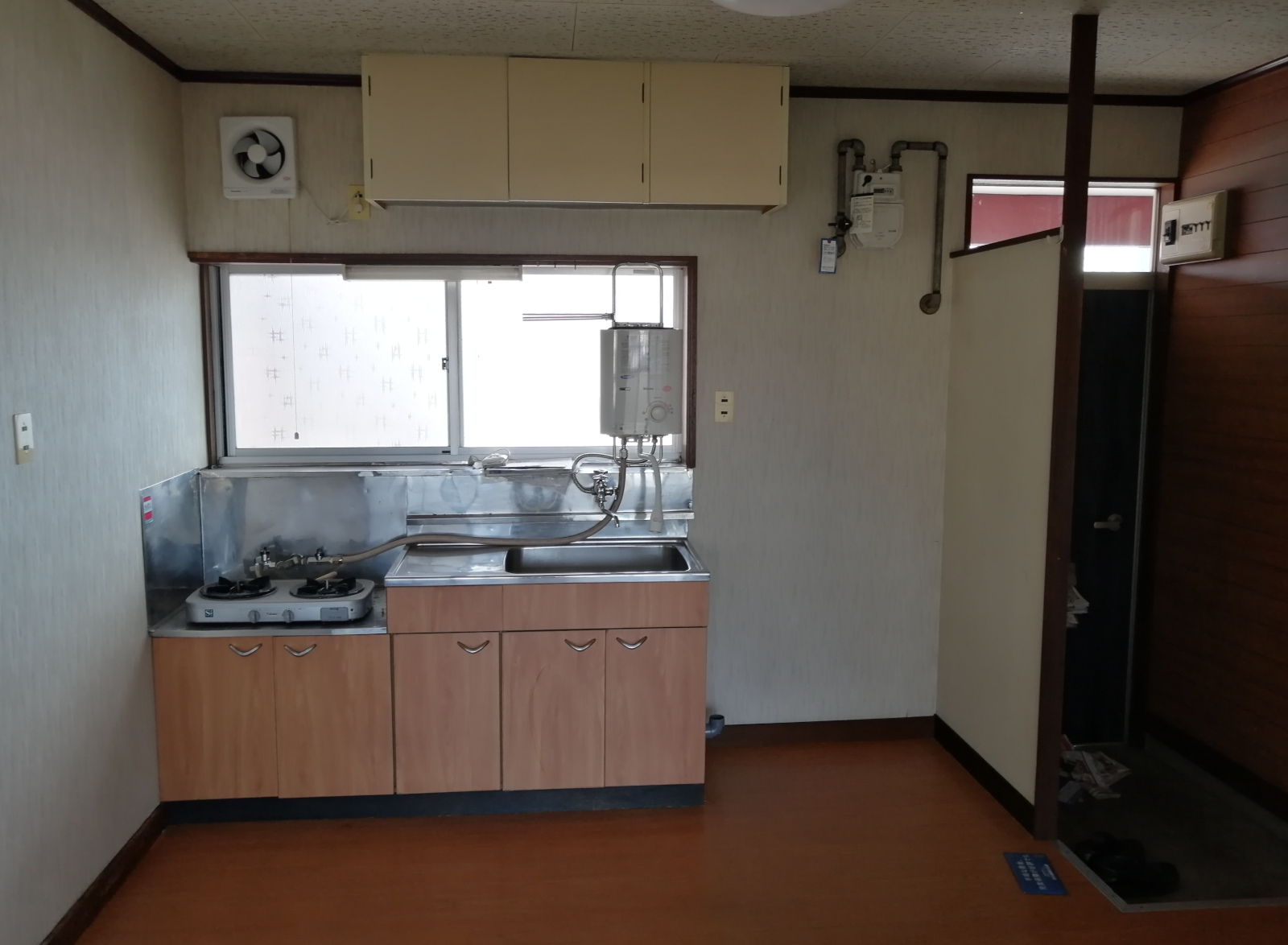 キッチン　キッチン前に窓があるので換気しやすい！