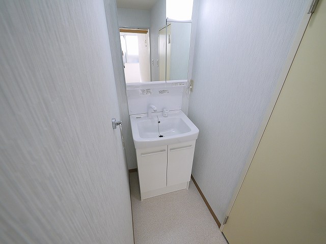 洗面設備　独立洗面化粧台が付いています