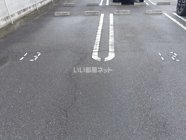 【セジュール上ノ山IIの駐車場】
