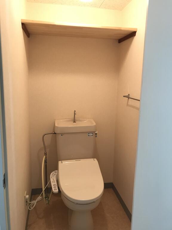 トイレ　温水洗浄便座付き　※写真は同タイプのお部屋のものです