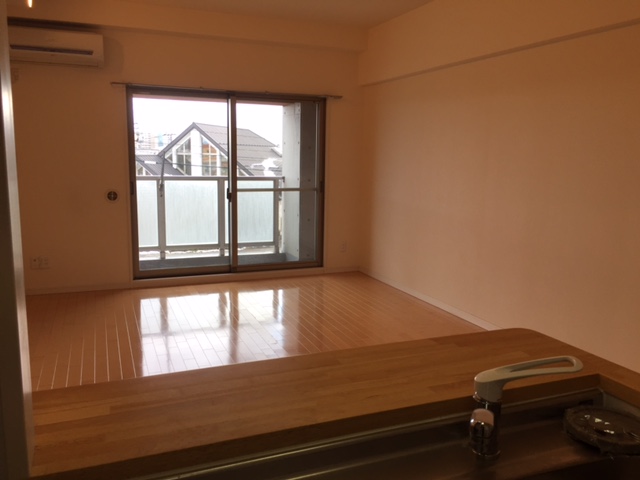 新潟市西区 6階建 築22年の居間写真