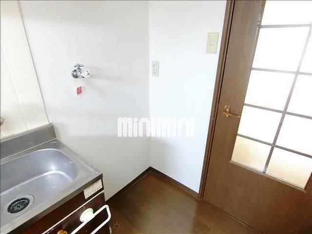 その他設備　キッチン横には冷蔵庫を置けるスペースです。