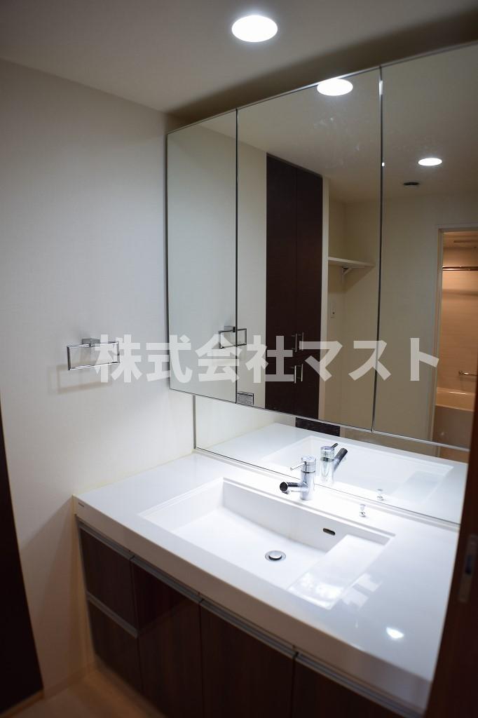 洗面設備　同マンション内別居室写真となります。