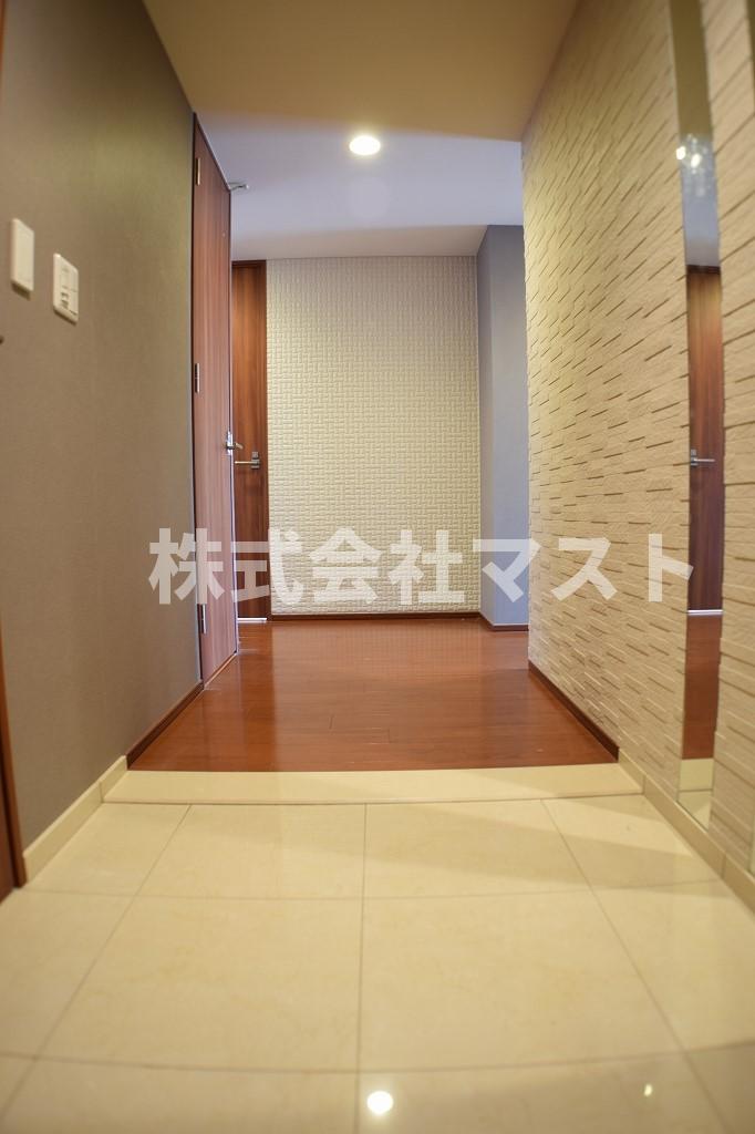 玄関　同マンション内別居室写真となります。