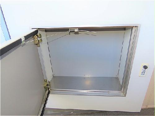 玄関　玄関扉に宅配ボックスあり