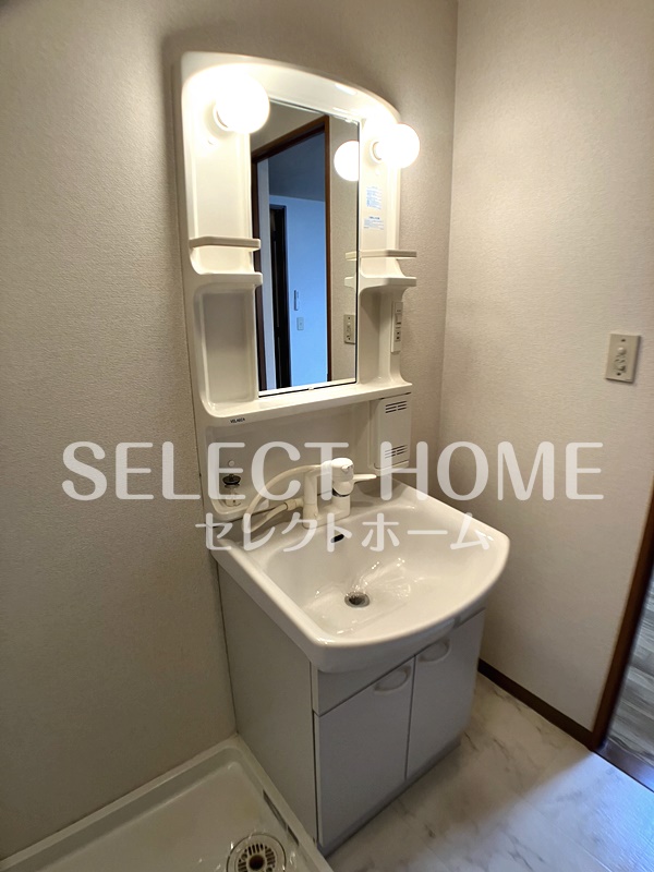 洗面設備　明るい洗面所です