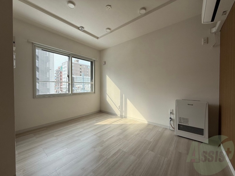 その他部屋・スペース　木目のフローリングは落ち着きのある印象のお部屋になりますね。