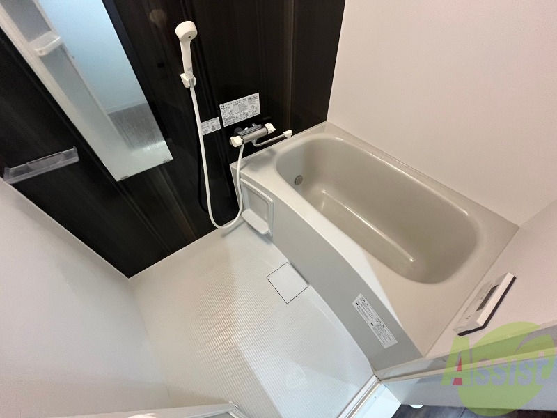 バス・シャワールーム　お風呂です。広々したバスでゆっくりくつろげます。