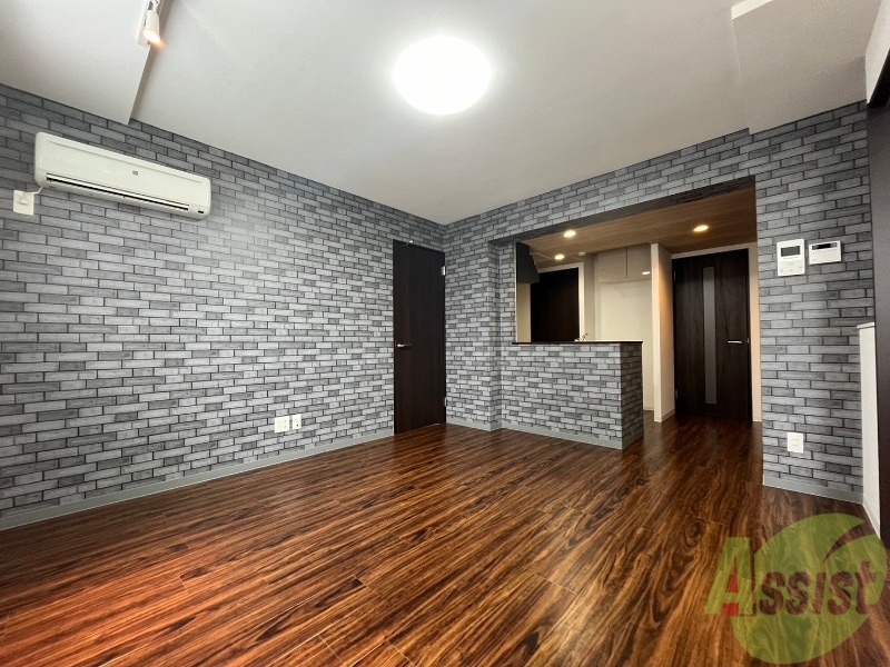 居室・リビング　木目のフローリングは落ち着きのある印象のお部屋になりますね。