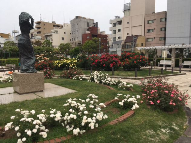 【文京区本郷のマンションの公園】