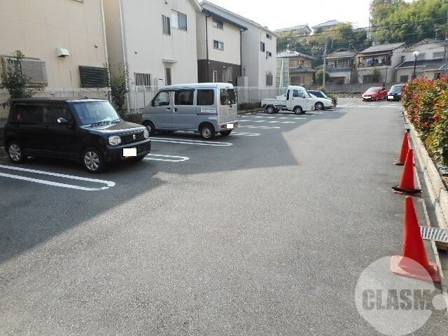 【河内長野市汐の宮町のアパートの駐車場】