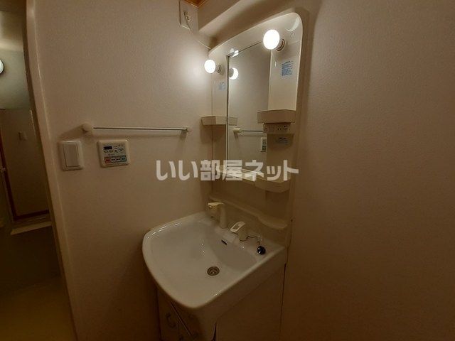 【枚方市長尾家具町のマンションの洗面設備】