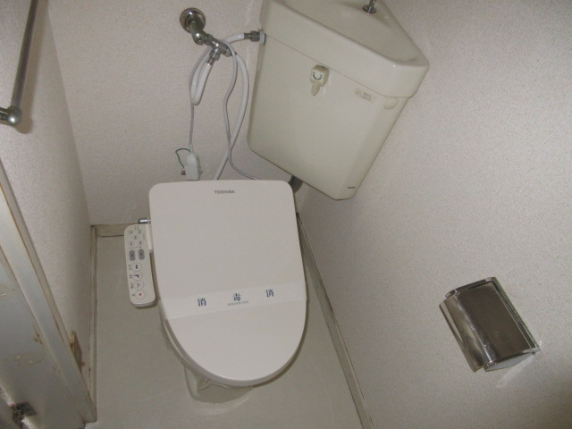 トイレ　嬉しい温水洗浄便座付き。