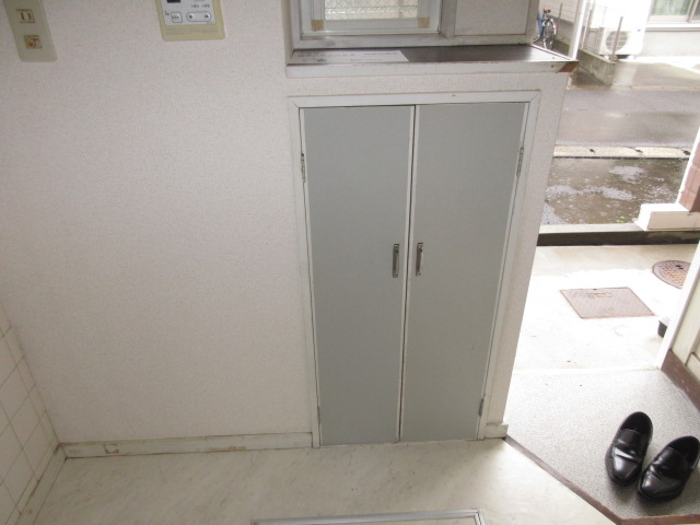 玄関　玄関シューズボックスあり。