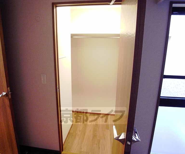 収納　たっぷりサイズのウォークインクローゼットです。