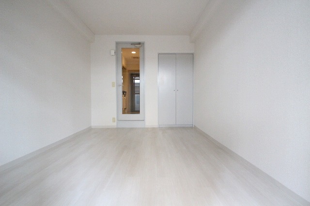 居室・リビング　同物件別室です。