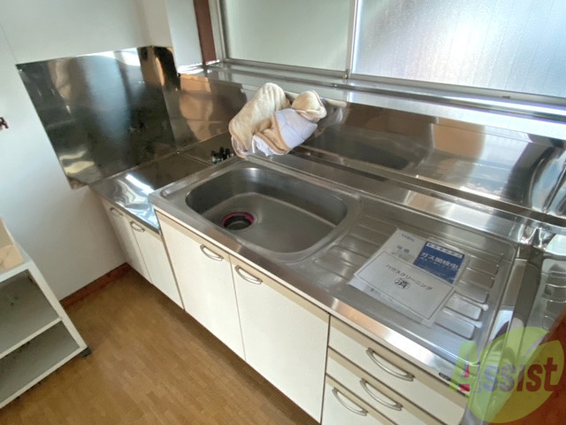 キッチン　キッチンはシックなデザインでした。洗い場も大きい。