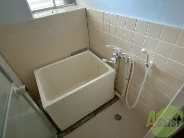 バス・シャワールーム　バスルームは狭すぎず、シャワーも浴びやすそうです。