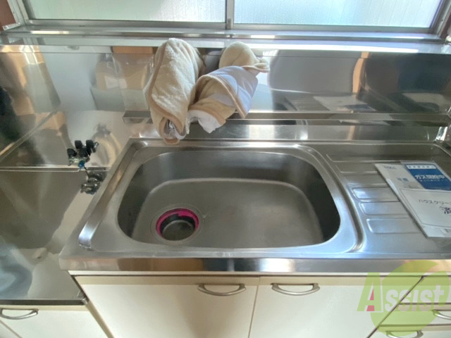 洗面設備　洗面台はありませんが、シンクが広いのでここで身支度できます。