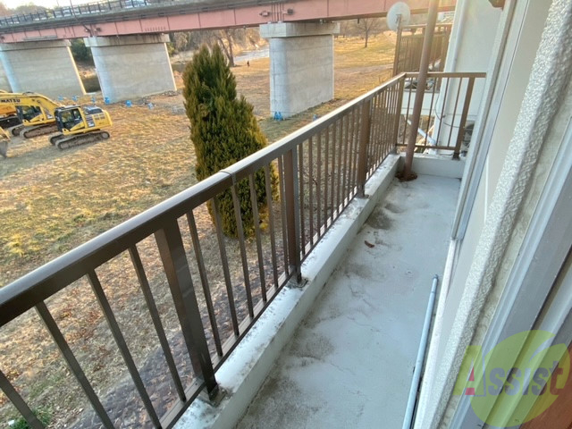 バルコニー　バルコニー。洗濯物がはかどりそうな広さがありますよ。