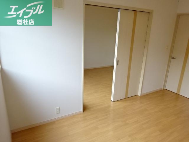 その他　洋室からリビング