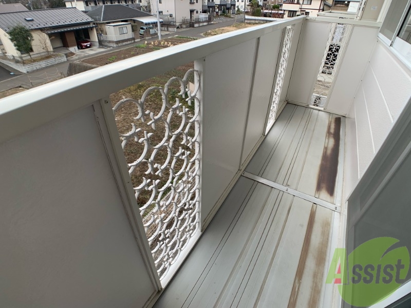 バルコニー　広めのバルコニースペースで洗濯物も問題なく干せそうですね。