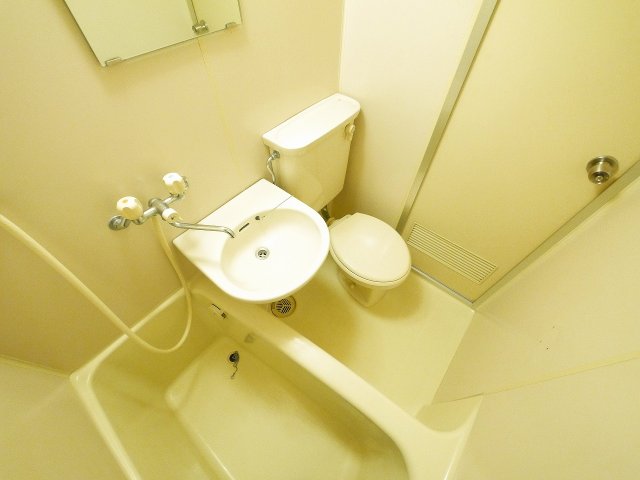 バス・シャワールーム　お掃除し易いユニットバスタイプです。