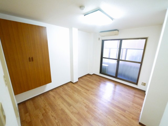 居室・リビング　明るい洋室です。