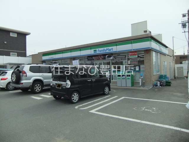 コンビニ　ファミリーマートみよし市東山台店（コンビニ）まで330m